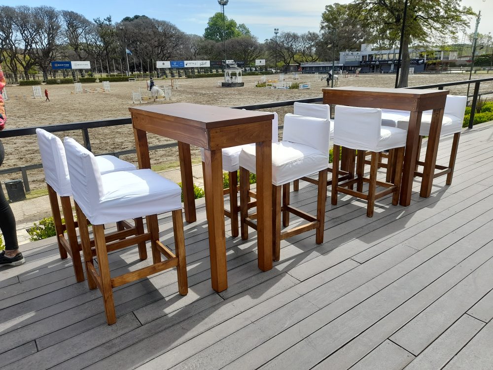 Juego de mesa alta barnizada con banquetas de madera
