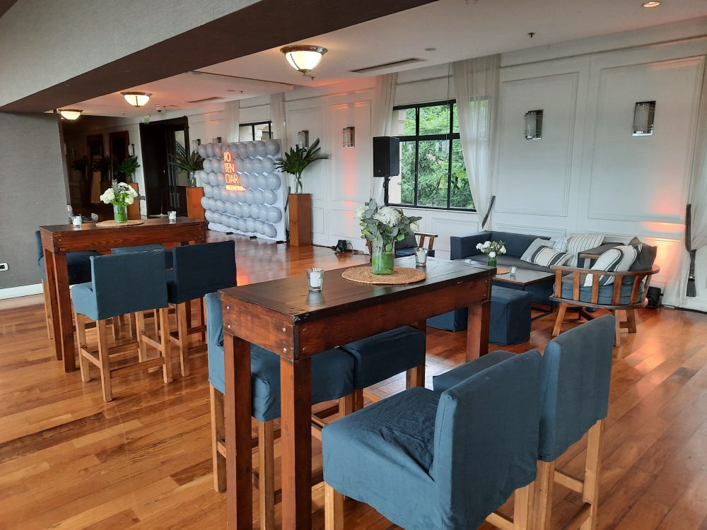 Juego de mesa alta barnizada con banquetas de madera - Imagen 3