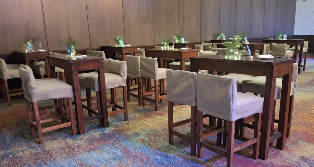 Juego de mesa alta barnizada con banquetas de madera - Imagen 4