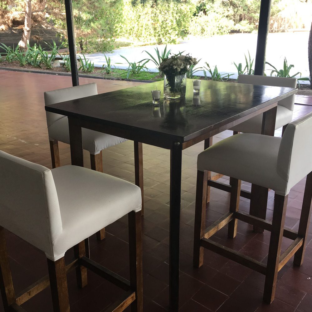 Juego de mesa alta barnizada con banquetas de madera - Imagen 2