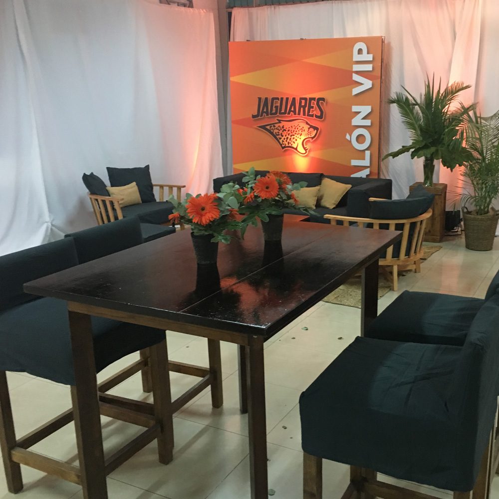 Juego de mesa alta barnizada con banquetas de madera - Imagen 3