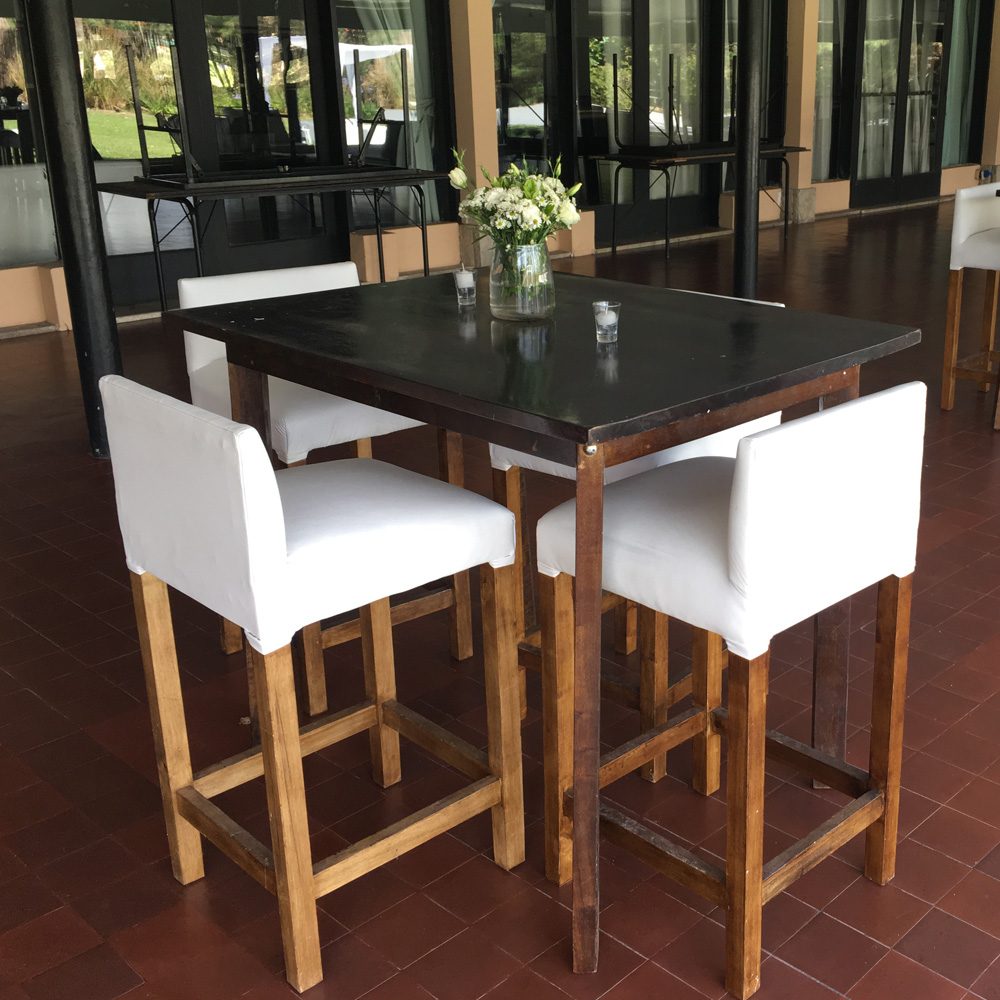 Juego de mesa alta barnizada con banquetas de madera - Imagen 4