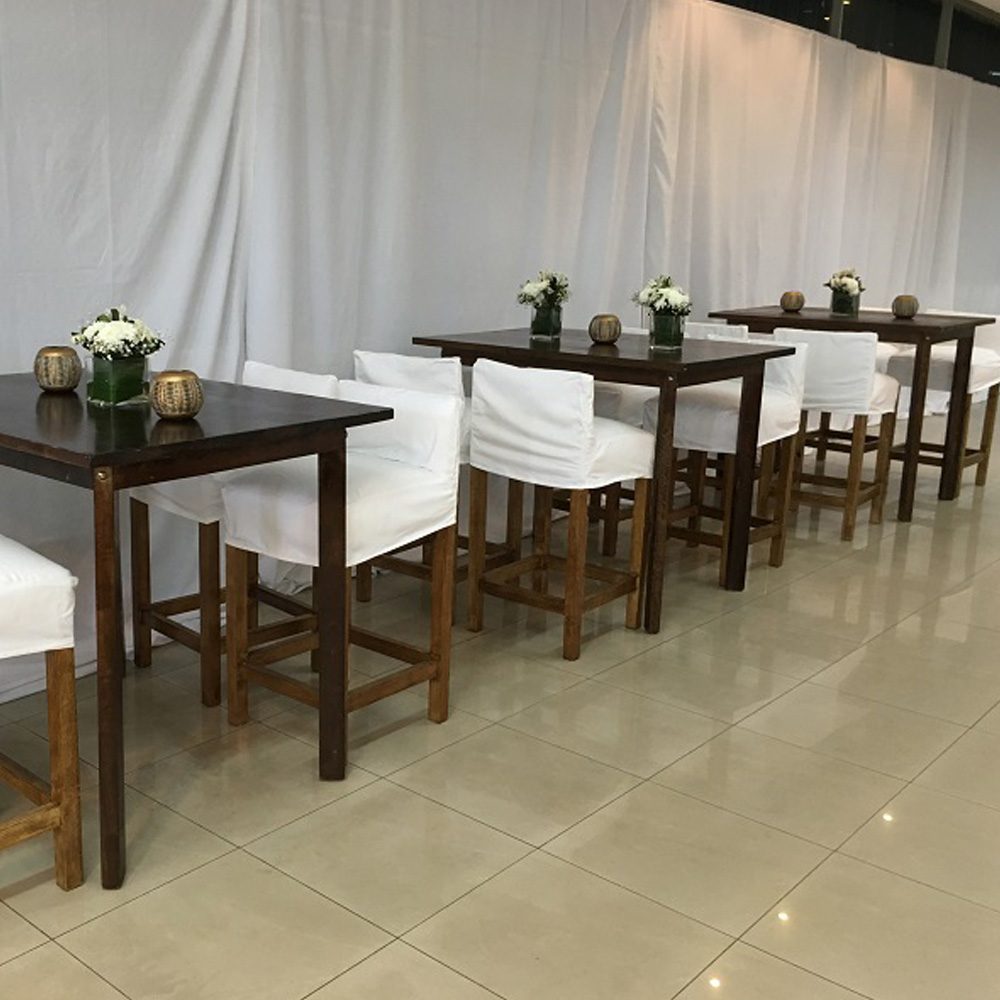 Juego de mesa alta barnizada con banquetas de madera - Imagen 5