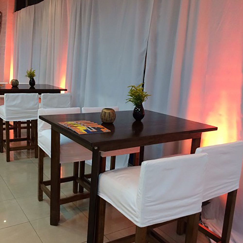 Juego de mesa alta barnizada con banquetas de madera