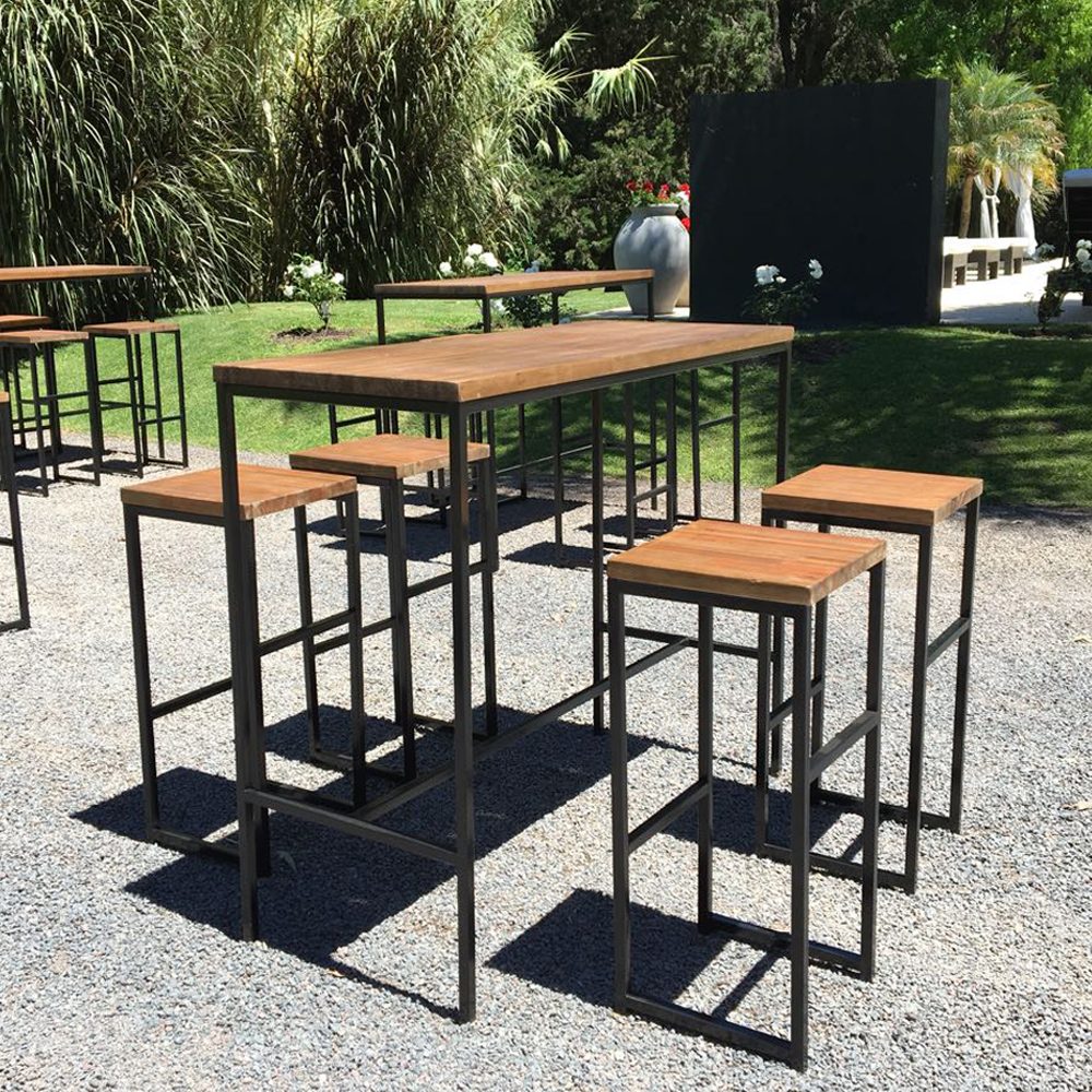 Juego mesas altas de hierro y madera con banquetas