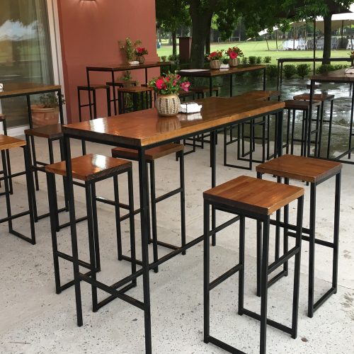 Mesas altas y banquetas